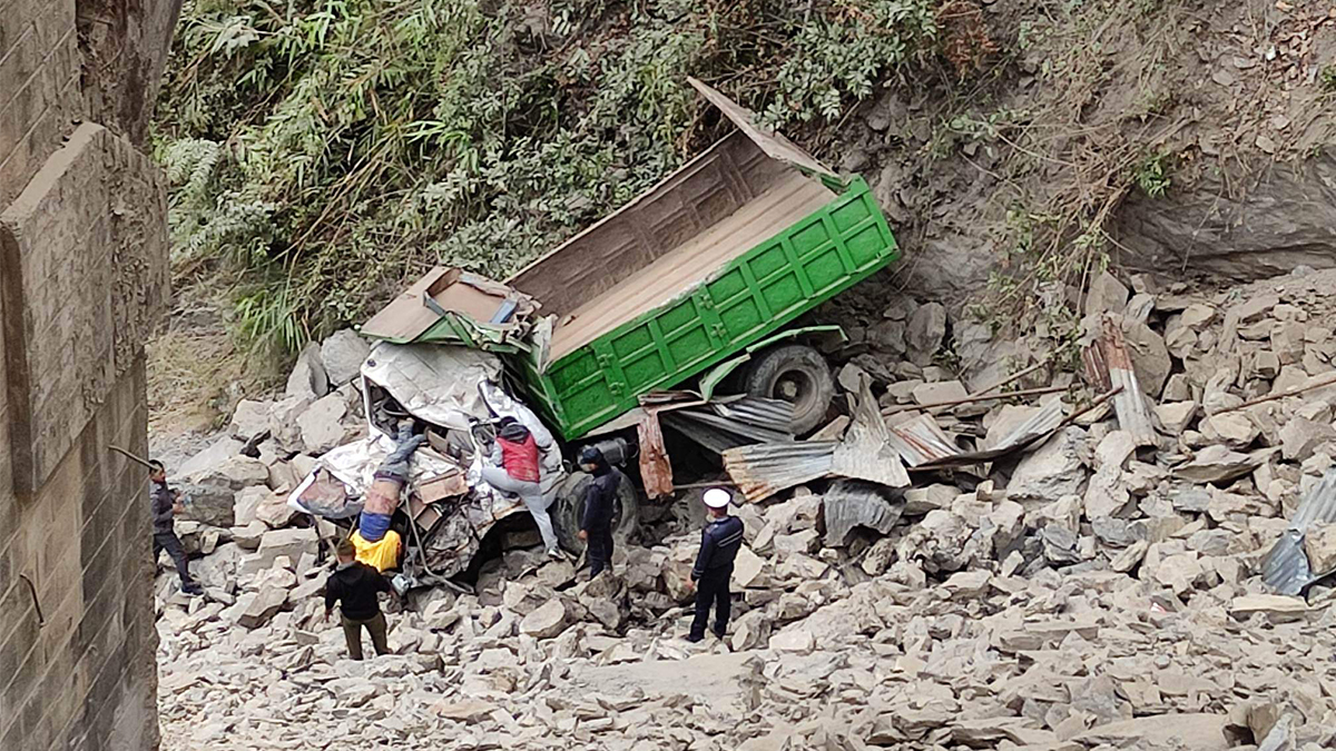 नारायणगढ–मुग्लिन सडकखण्डको पुलबाट ट्रक खस्दा एकको मृत्यु
